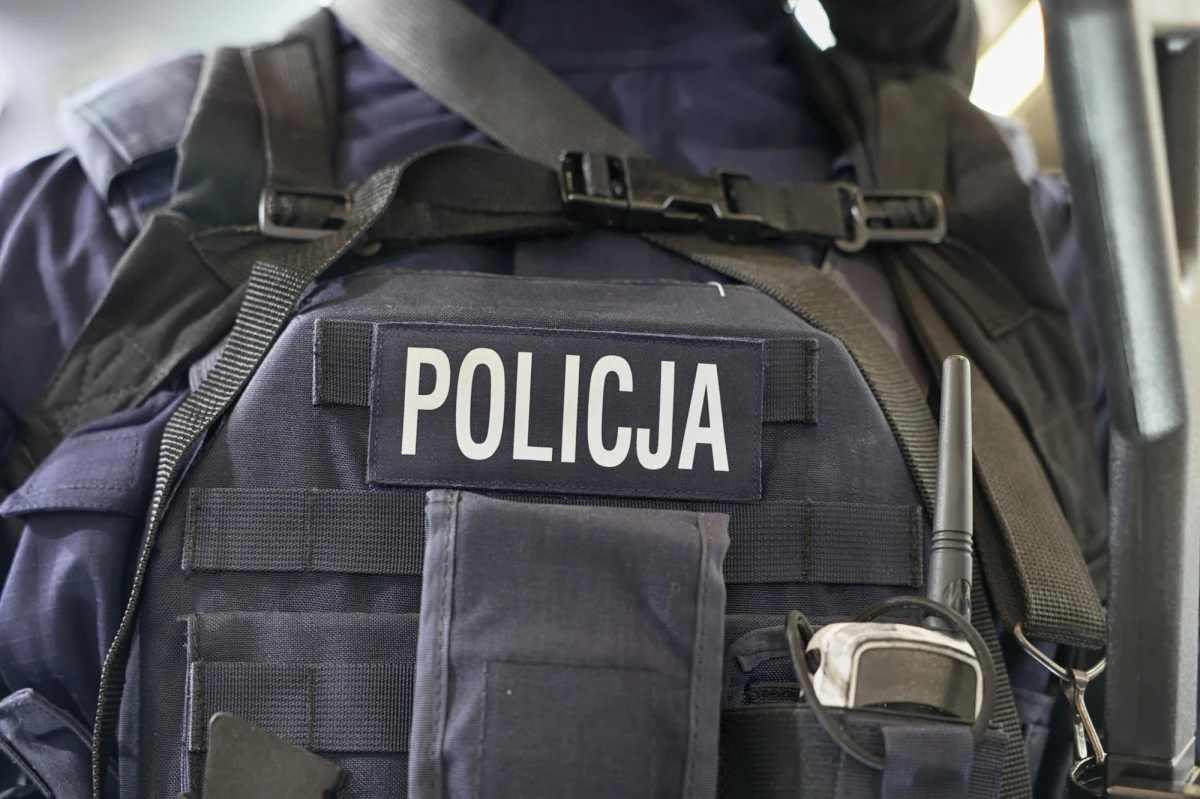 Policjanci z Woli zatrzymali 33-latka, który groził ekspedientkom, że je zabije, a jedną z nich znieważył z powodu przynależności narodowościowej. Mężczyzna został tymczasowo aresztowany na 3 miesiące.