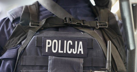 Policjanci z Woli zatrzymali 33-latka, który groził ekspedientkom, że je zabije, a jedną z nich znieważył z powodu przynależności narodowościowej. Mężczyzna został tymczasowo aresztowany na 3 miesiące.