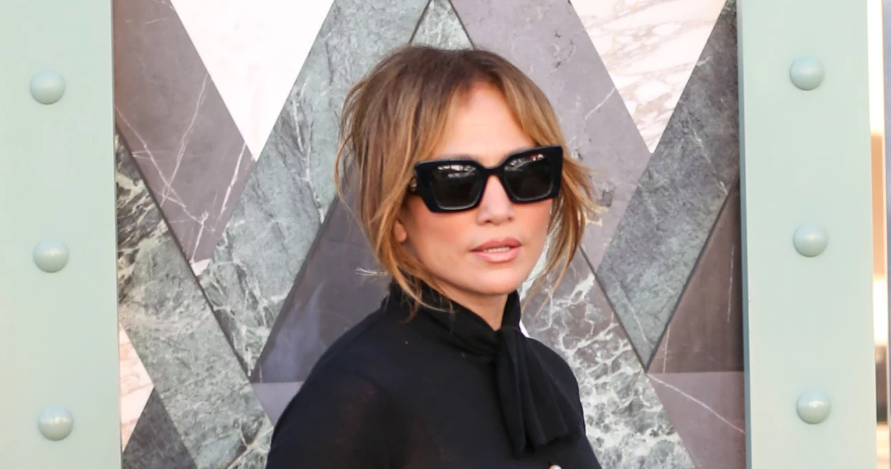  Jennifer Lopez zaskoczyła stylizacją. Mocne kolory odeszły w zapomnienie. Oto nowy styl gwiazdy