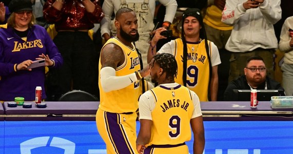 Słynny LeBron James i zaczynający przygodę z koszykówką Bronny James razem pojawili się na boisku w drugiej kwarcie meczu Los Angeles Lakers z Minnesota Timberwolves (110:103) przechodząc do historii NBA, gdyż to pierwszy przypadek w tej lidze, by ojciec z synem razem zagrali na boisku.