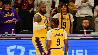 Historyczny moment: LeBron James z synem na boisku. NBA już gra