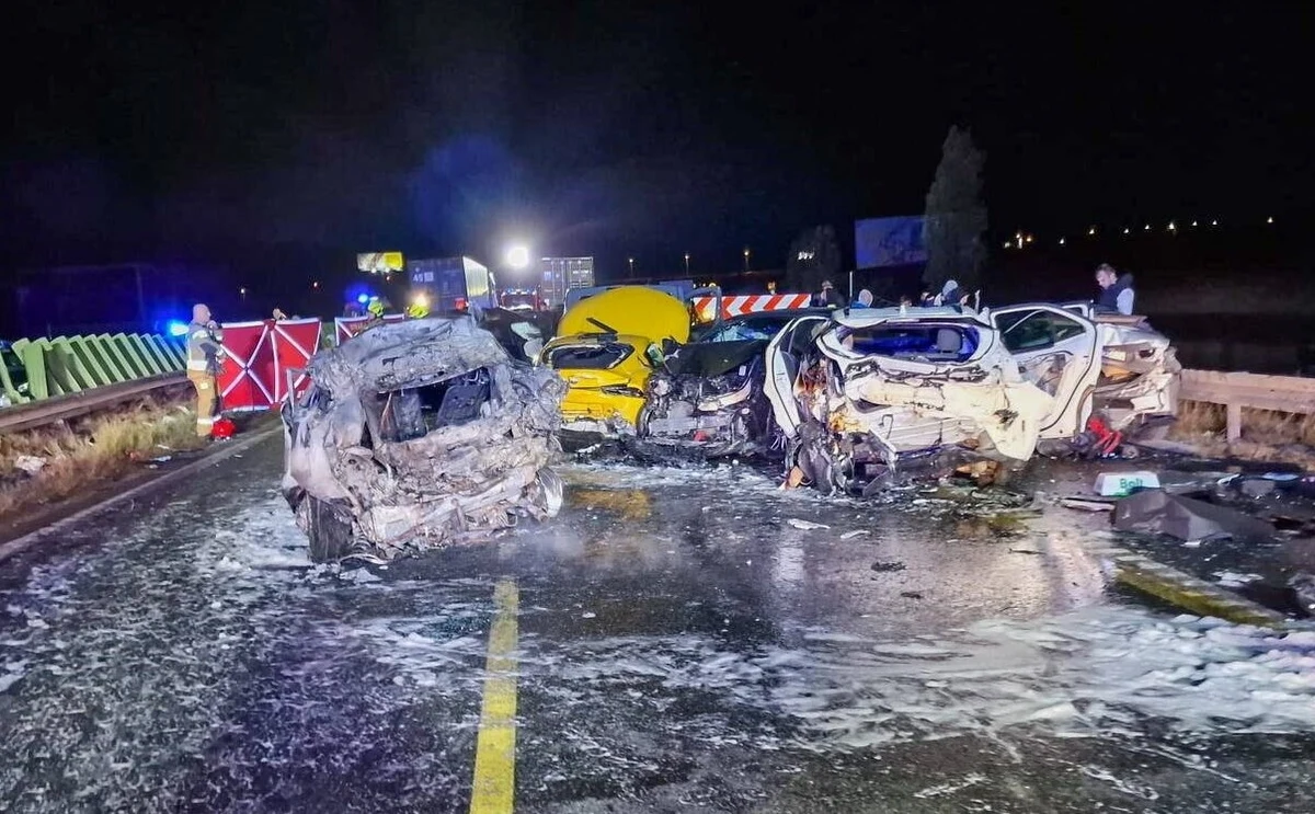 Około 200 osób brało udział akcji ratowniczej po karambolu S7 w Borkowie k. Gdańska, do którego doszło w nocy z piątku na sobotę. Ratownikom, strażakom i policjantom pomagali też kierowcy. W wypadku brało udział 21 samochodów, w tym trzy ciężarowe. Zginęło czworo dzieci, a 15 osób zostało rannych. W szpitalu wciąż pozostają dwie osoby. W rozmowie z naszym reporterem służby przyznają, że takiego wypadku na Pomorzu nie było od 30 lat. 