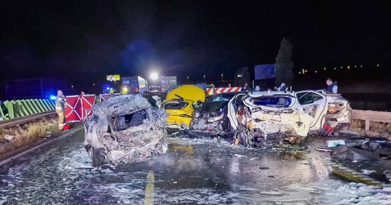 Około 200 osób brało udział akcji ratowniczej po karambolu S7 w Borkowie k. Gdańska, do którego doszło w nocy z piątku na sobotę. Ratownikom, strażakom i policjantom pomagali też kierowcy. W wypadku brało udział 21 samochodów, w tym trzy ciężarowe. Zginęło czworo dzieci, a 15 osób zostało rannych. W szpitalu wciąż pozostają dwie osoby. W rozmowie z naszym reporterem służby przyznają, że takiego wypadku na Pomorzu nie było od 30 lat. 