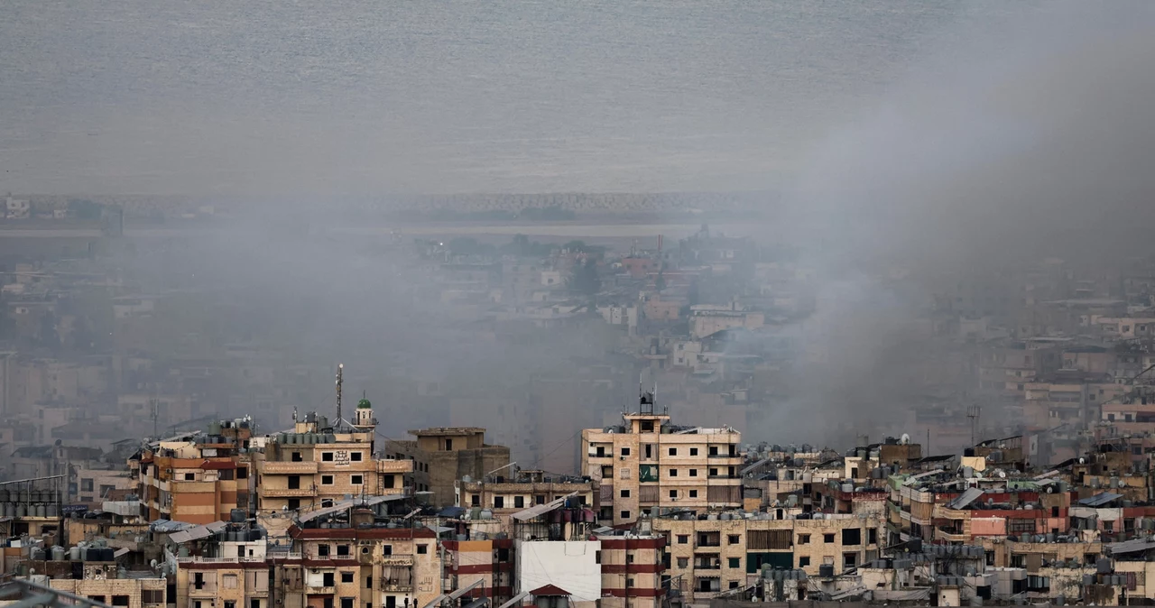 Hezbollah ostrzeliwuje izraelskie pozycje. To odwet za śmierć nowego przywódcy libańskiej grupy zbrojnej. Na zdj. unoszący się dym nad Bejrutem 