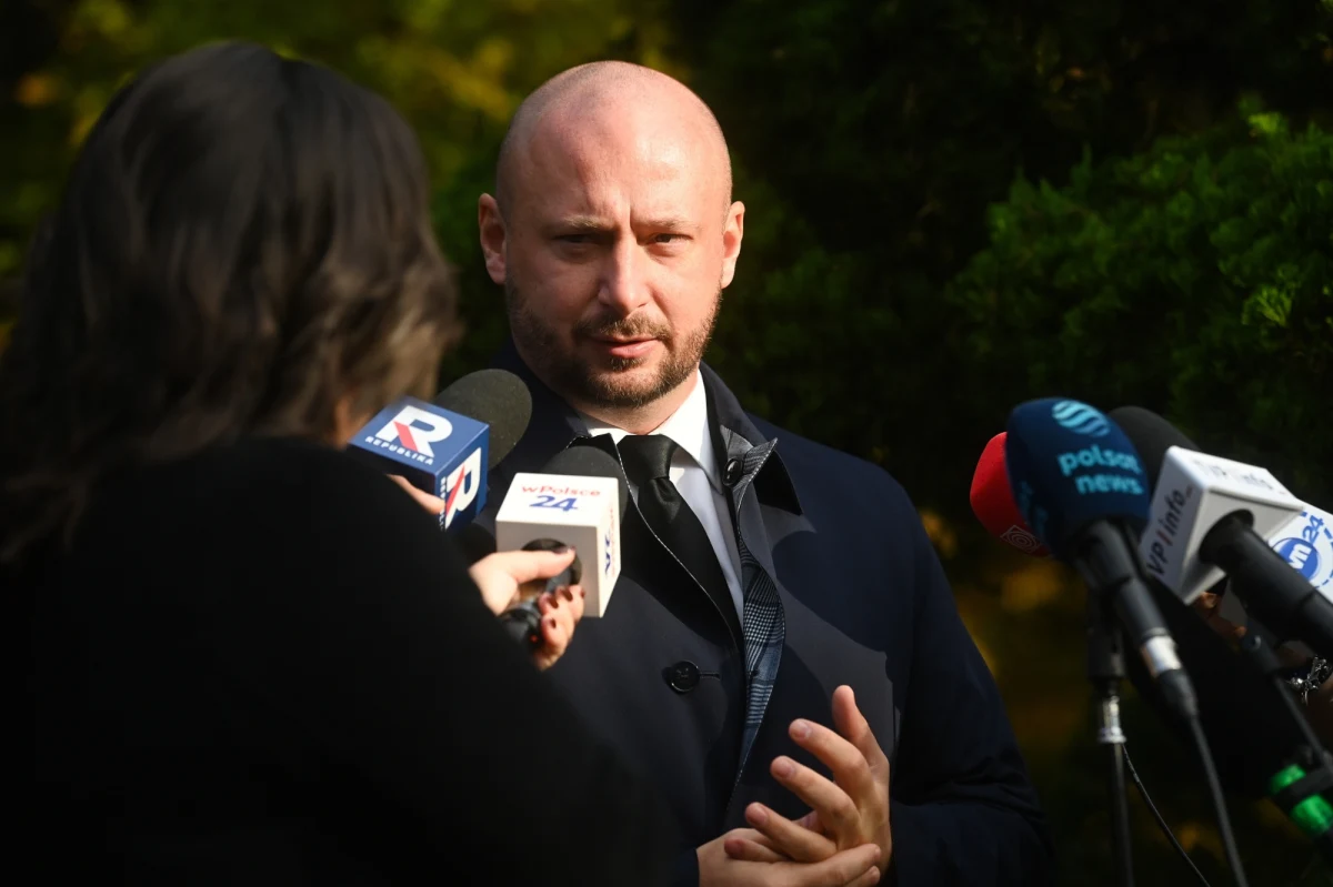 Myślę, że jest to krok, który na pewno utrudnia funkcjonowanie administracji Federacji Rosyjskiej na terytorium Unii Europejskiej - powiedział szef Biura Bezpieczeństwa Narodowego Jacek Siewiera pytany o decyzję szefa MSZ Radosława Sikorskiego ws. konsulatu Rosji w Poznaniu. Siewiera dodał, że "istnieje poważne pytanie o to, jakie interesy realizuje" obecność ambasadora Rosji w RP.