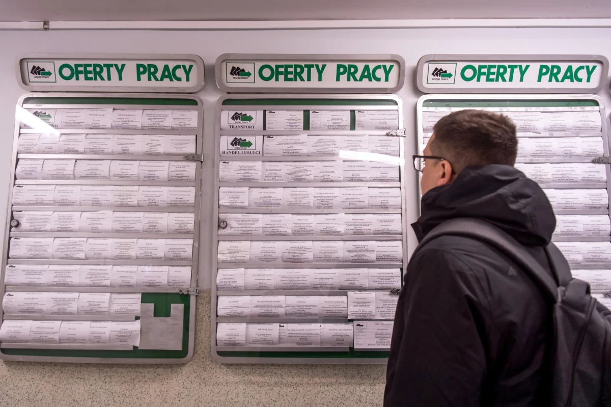 "Stopa bezrobocia we wrześniu wyniosła 5,0 proc., tak jak miesiąc wcześniej" - podał w środę Główny Urząd Statystyczny. Liczba bezrobotnych zarejestrowanych w urzędach pracy wyniosła 769,6 tys. wobec 772,3 tys. osób miesiąc wcześniej. Analitycy Polskiego Instytutu Ekonomicznego poinformowali natomiast, że nie bezrobocie jest aktualnie problemem, a jednodniowe zwolnienia lekarskie. Dane pokazują, że Polacy biorą je najczęściej w piątki - w ramach przedłużenia weekendu.