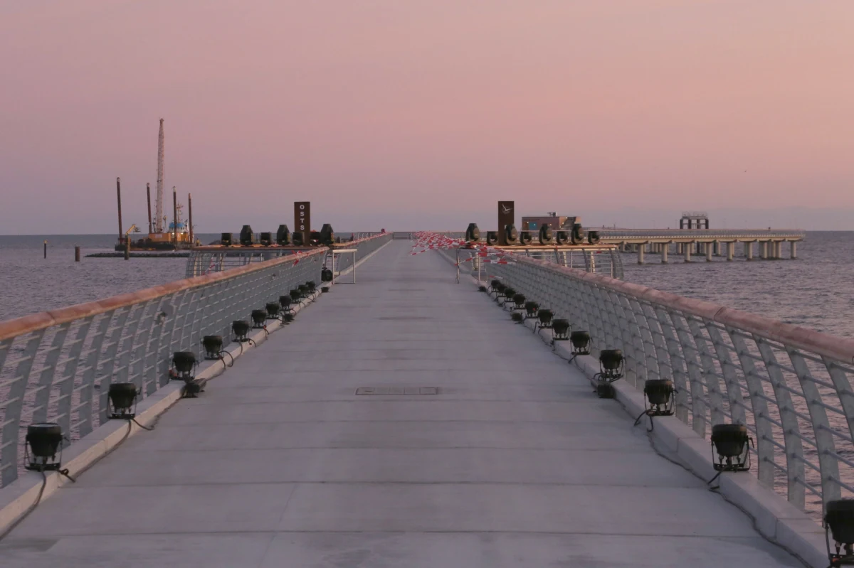 Pod koniec ubiegłego tygodnia w niemieckim mieście Prerow otwarto najdłuższe molo na Bałtyku. Tym samym sopockie molo zostało zdetronizowane i spadło na drugie miejsce. Nowy, najdłuższy spacerowy pomost liczy 720 m długości, a jego koszt wyniósł 46 milionów euro. 