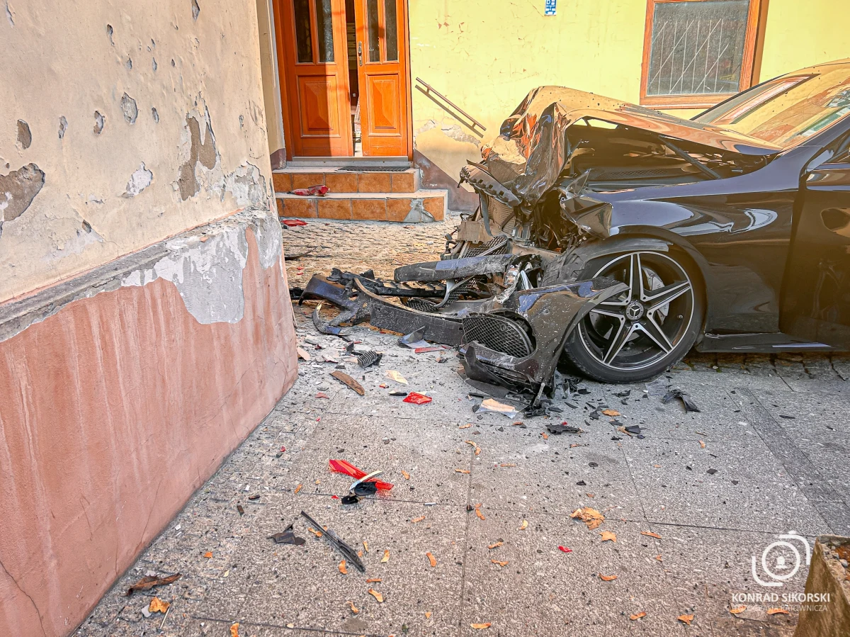 Groźny wypadek przy ulicy Wekslarskiej w centrum Tarnowa (Małopolskie). Samochód uderzył w kamienicę.