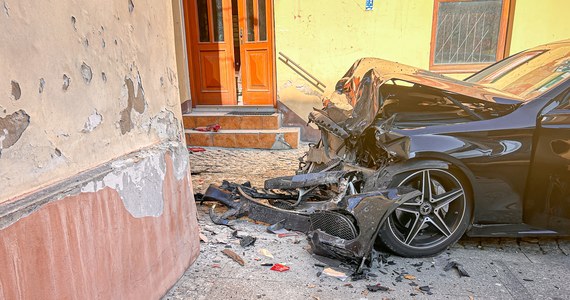 Groźny wypadek przy ulicy Wekslarskiej w centrum Tarnowa (Małopolskie). Samochód uderzył w kamienicę.