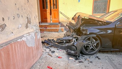 Samochód wjechał w kamienicę. Wypadek w centrum Tarnowa