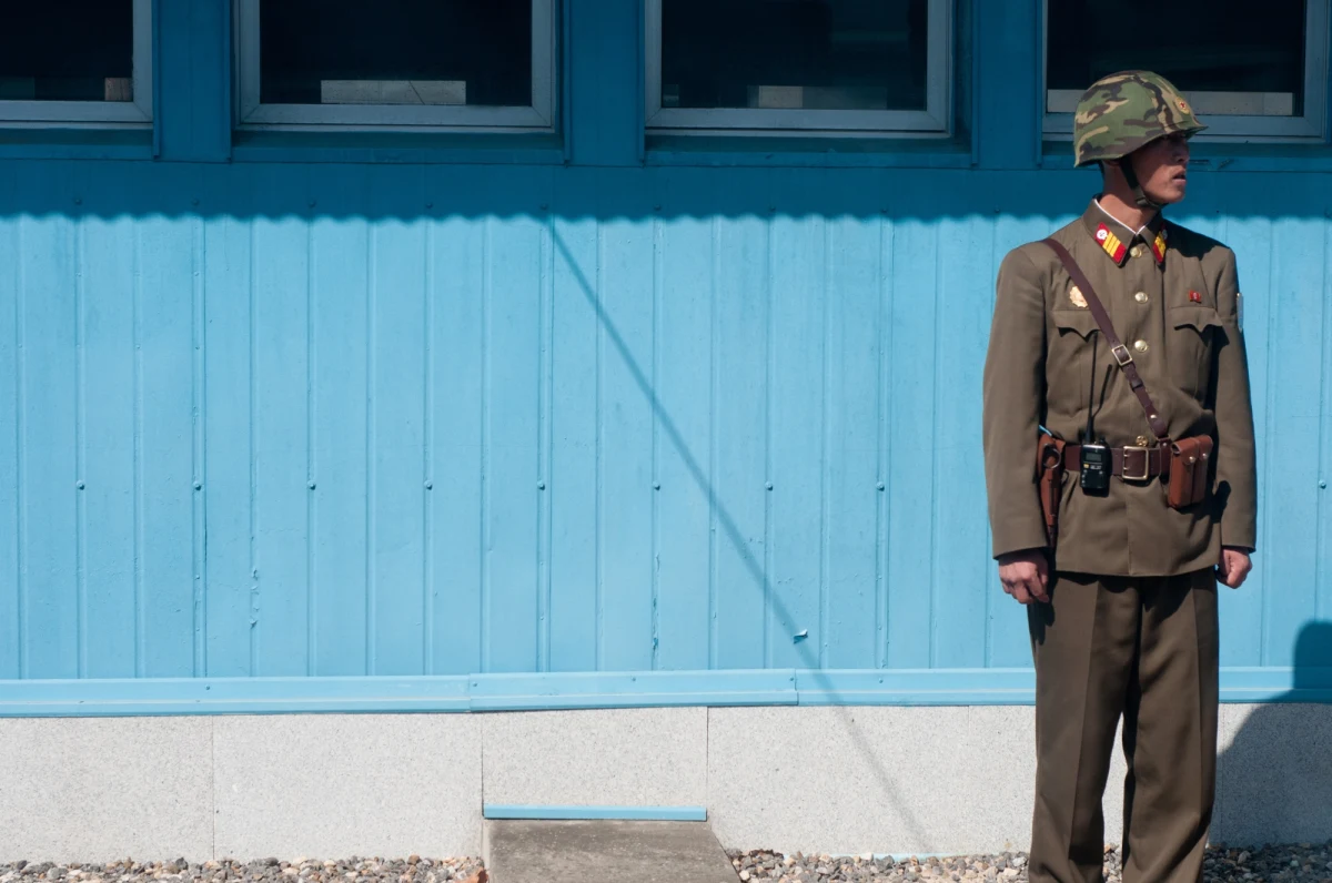 Korea Północna wysłała już trzy tysiące żołnierzy do wspierania działań Rosji w Ukrainie – przekazał urzędnik z Korei Południowej, powołując się na informacje wywiadu. To dwa razy więcej niż pierwotnie szacowały południowokoreańskie służby. W związku z doniesieniami o wsparciu Korei Północnej dla Rosji, niemieckie Ministerstwo Spraw Zagranicznych wezwało na dywanik charge d'affaires Pjongjangu.