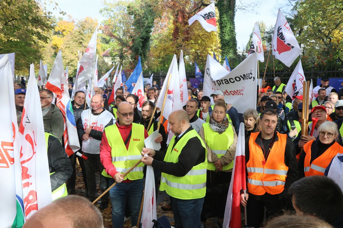 "Huta Częstochowa do pracy gotowa!" - skandowali zebrani przed kancelarią premiera. Kilkaset osób przyjechało do stolicy, by walczyć o swój zakład. Protest zorganizowano w związku z katastrofalną sytuacją, w jakiej znalazła się huta.