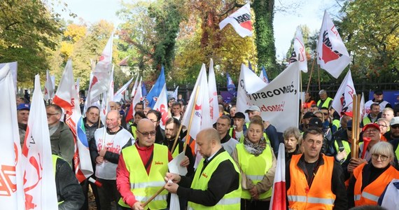 "Huta Częstochowa do pracy gotowa!" - skandują zebrani przed kancelarią premiera. Kilkaset osób przyjechało do stolicy, by walczyć o swój zakład. Protest zorganizowano w związku z katastrofalną sytuacją, w jakiej znalazła się huta.