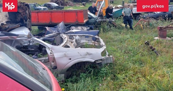 W gminie Górowo Iławeckie w Warmińsko-Mazurskiem służby ujawniły nielegalne odpady w postaci części karoserii, wyposażenia samochodów i tablic rejestracyjnych. Znajdowało się tam też palenisko, gdzie wspomniane elementy były palone. Nielegalne wysypisko funkcjonowało od dziesięciu lat.