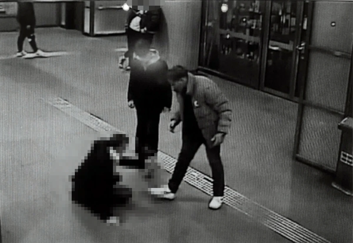 Stołeczna policja poszukuje sprawców pobicia w metrze. Na stacji Nowy Świat-Uniwersytet dwóch mężczyzn w wieku ok. 20 lat kopało i okładało pięściami 72-latka, który trafił potem do szpitala. Do zdarzenia doszło w marcu. W środę policja zdecydowała się opublikować wizerunki agresorów, apelując o pomoc w ich odnalezieniu.