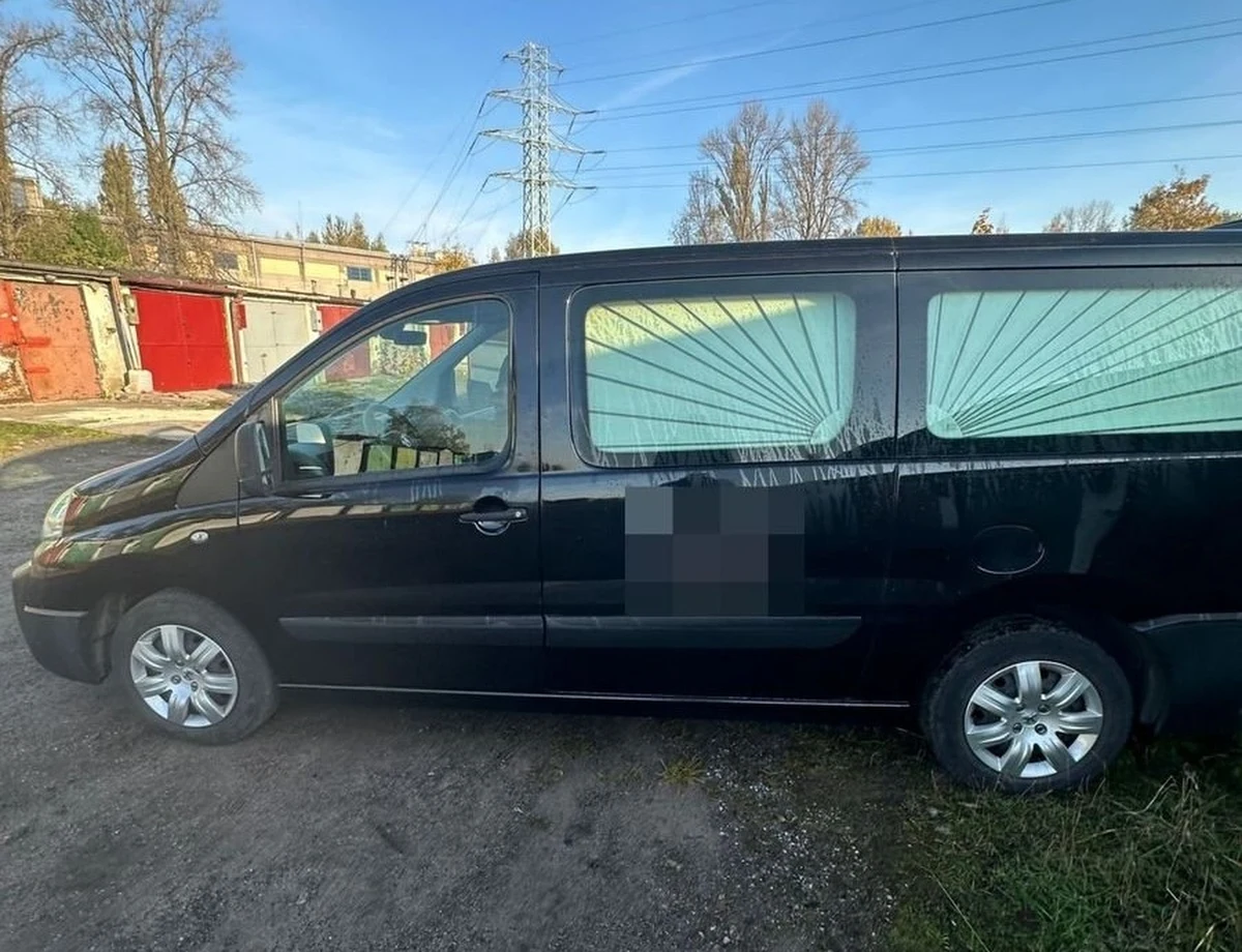 Policjanci z Bytomia przechwycili 160 tysięcy sztuk papierosów bez polskich znaków akcyzy. Dwaj mężczyźni przewozili nielegalny towar w karawanie pogrzebowym. 