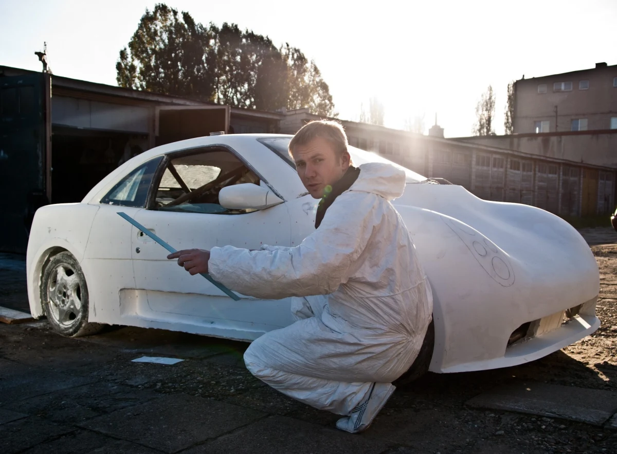 Polski konstruktor-amator zbudował od podstaw samochód. Projektowanie rozpoczął, gdy jako dziecko zachorował na białaczkę. Dzisiaj to najszybszy w Polsce samochód wyścigowy typu kit-car, czyli taki, który buduje się własnoręcznie.