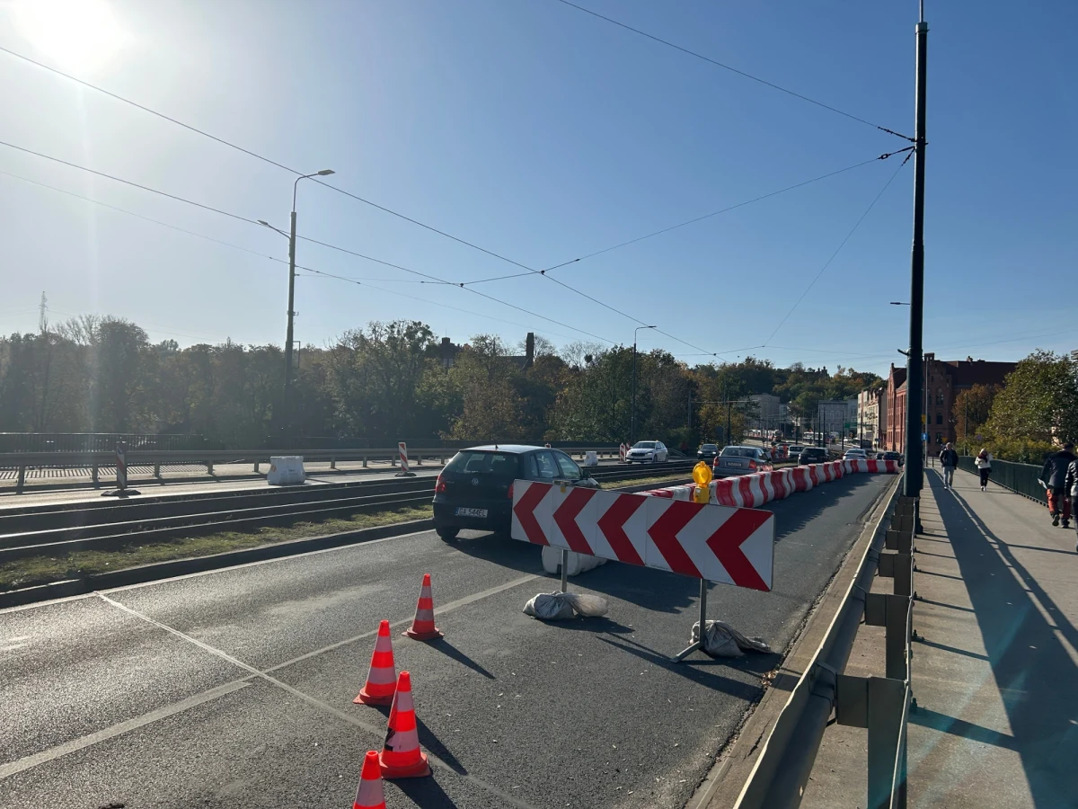 "To pacjent z chorobą przewlekłą" - mówi RMF FM o Moście Bernardyńskim w Bydgoszczy Maciej Gust, zastępca dyrektora Zarządu Dróg Miejskich i Komunikacji Publicznej. W ubiegły weekend ruszyła naprawa mostu. Sytuacja jest poważna – z uwagi na zagrożenie dla konstrukcji, ruch kołowy został znacząco ograniczony. 