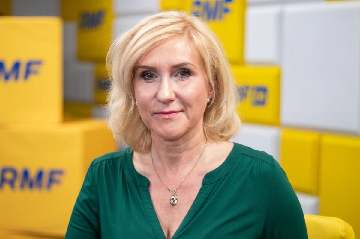 "Nie chcemy zabronić ludziom żyć tak, jakby chcieli. Wręcz przeciwnie" - powiedziała w Popołudniowej rozmowie w RMF FM posłanka Trzeciej Drogi, wiceprezes PSL Urszula Pasławska, odnosząc się do zastrzeżeń, jakie ma PSL do projektu dotyczącego związków partnerskich. "Emocje nie są tutaj potrzebne, a raczej chłodna głowa i otwarty umysł - po to, by spotkać się i wypracować rozwiązania, które znajdą większość nie tylko dzisiaj" - dodaje. 