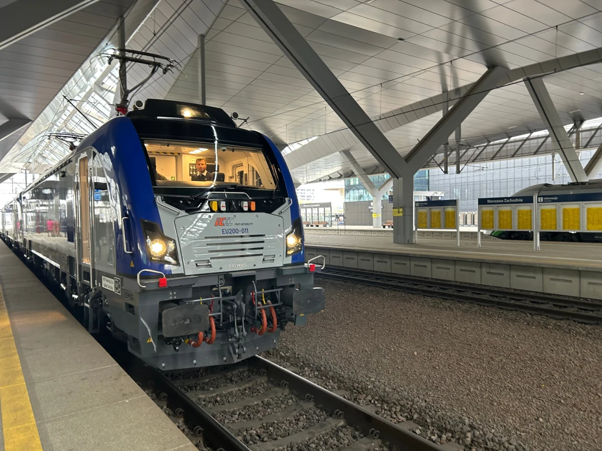 Szybsze pociągi i krótsze czasy przejazdu. Od 15 grudnia na tory wyjadą lokomotywy Griffin, które pojadą z prędkością 200 km/h. Do floty PKP Intercity trafiło 9 takich lokomotyw. Pojazdy zostały wyprodukowane przez NEWAG, w ramach zamówienia obejmującego łącznie 15 takich maszyn.