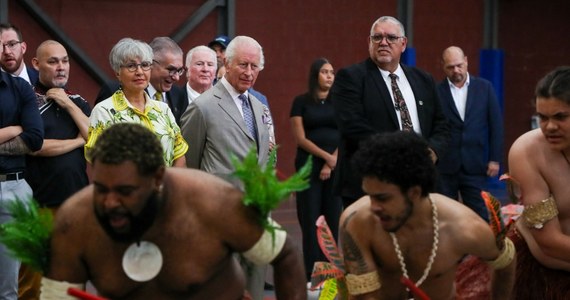 Król Wielkiej Brytanii Karol III przybywa wraz z małżonką Kamilą na Samoa, by wziąć udział w szczycie przywódców państw Wspólnoty Narodów. Tematem oficjalnym mają być zmiany klimatyczne i kwestie gospodarcze. Kluczową sprawą mogą okazać się jednak kwestie kolonialnej przeszłości imperium. Rzut oka na listę gości szczytu pokazuje też, jak bardzo ograniczone zostały wpływy władzy królewskiej.