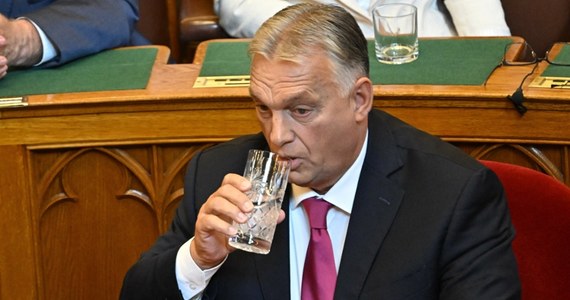 To pierwszy taki sondaż od 18 lat. Partia urzędującego premiera Victora Orbana nie zajęła pierwszego miejsca w badaniu poparcia politycznego. Największym zaufaniem Węgrów cieszy się opozycyjna partia Tisza Petera Magyara.