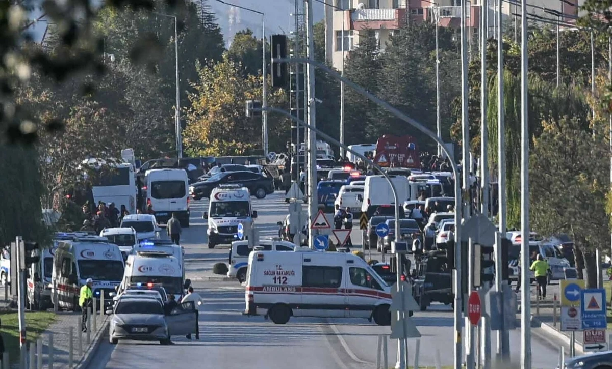 W Ankarze, stolicy Turcji, doszło do eksplozji, po których padły strzały. Turecki minister spraw wewnętrznych Ali Yerlikaya przekazał, że "doszło do ataku terrorystycznego na obiekty TUSAS", czyli kluczowego przedsiębiorstwa dla tamtejszego przemysłu obronnego. W zamachu życie straciło 5 osób, a 22 zostały ranne. Zginęło też dwóch terrorystów.