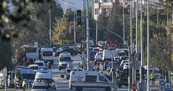 W Ankarze, stolicy Turcji, doszło do eksplozji, po której padły strzały. Turecki minister spraw wewnętrznych Ali Yerlikaya przekazał, że "doszło do ataku terrorystycznego na obiekty TUSAS", czyli kluczowego przedsiębiorstwa dla tamtejszego przemysłu obronnego. Poinformował też o 3 ofiarach śmiertelnych i 14 rannych.