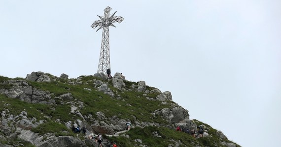 Szokujący wyczyn w Tatrach. Straż Tatrzańskiego Parku Narodowego stara się ustalić dane mężczyzny, który w niedzielę podążał rowerem elektrycznym na Giewont.