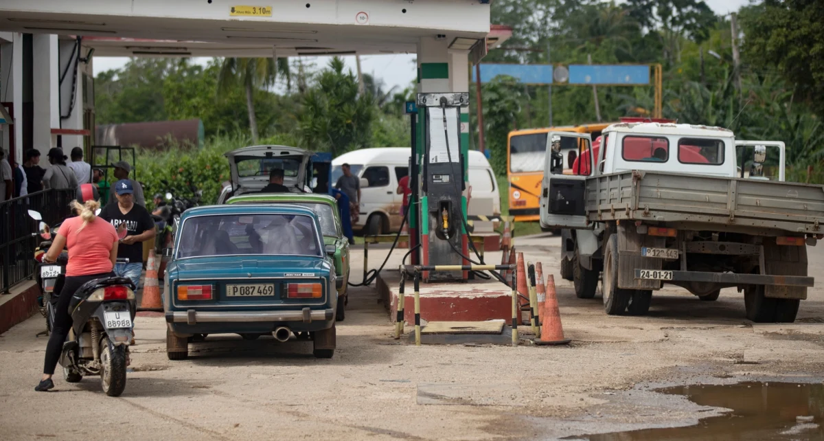 Kubańczycy widzą światełko w tunelu i to dosłownie - energetykom udało się wreszcie przywrócić regularne dostawy prądu na sparaliżowanej od piątku awarią systemu energetycznego wyspie. Brutalna prawda jest taka, że udało się rozwiązać zaledwie jeden z problemów, z którymi w ostatnim czasie zmagają się mieszkańcy wyspy.