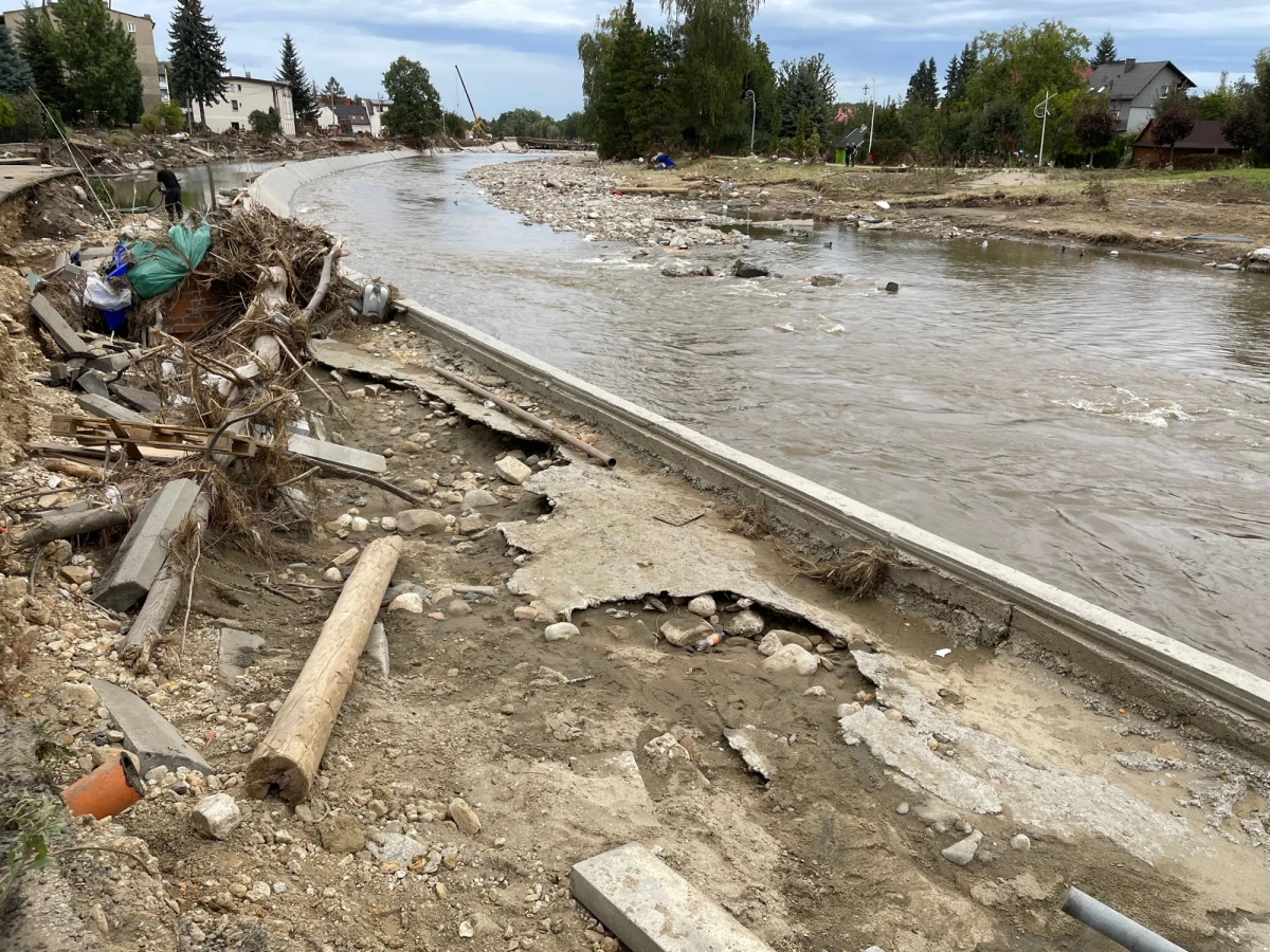 Ciało kobiety, odnalezione na terytorium Polski po wrześniowej powodzi, należy do jednej z poszukiwanych osób - poinformowała czeska policja, powołując się na wynik badań DNA. Tym samym w wyniku powodzi w Czechach życie straciło 6 osób, a 7 jest uznawanych za zaginione.