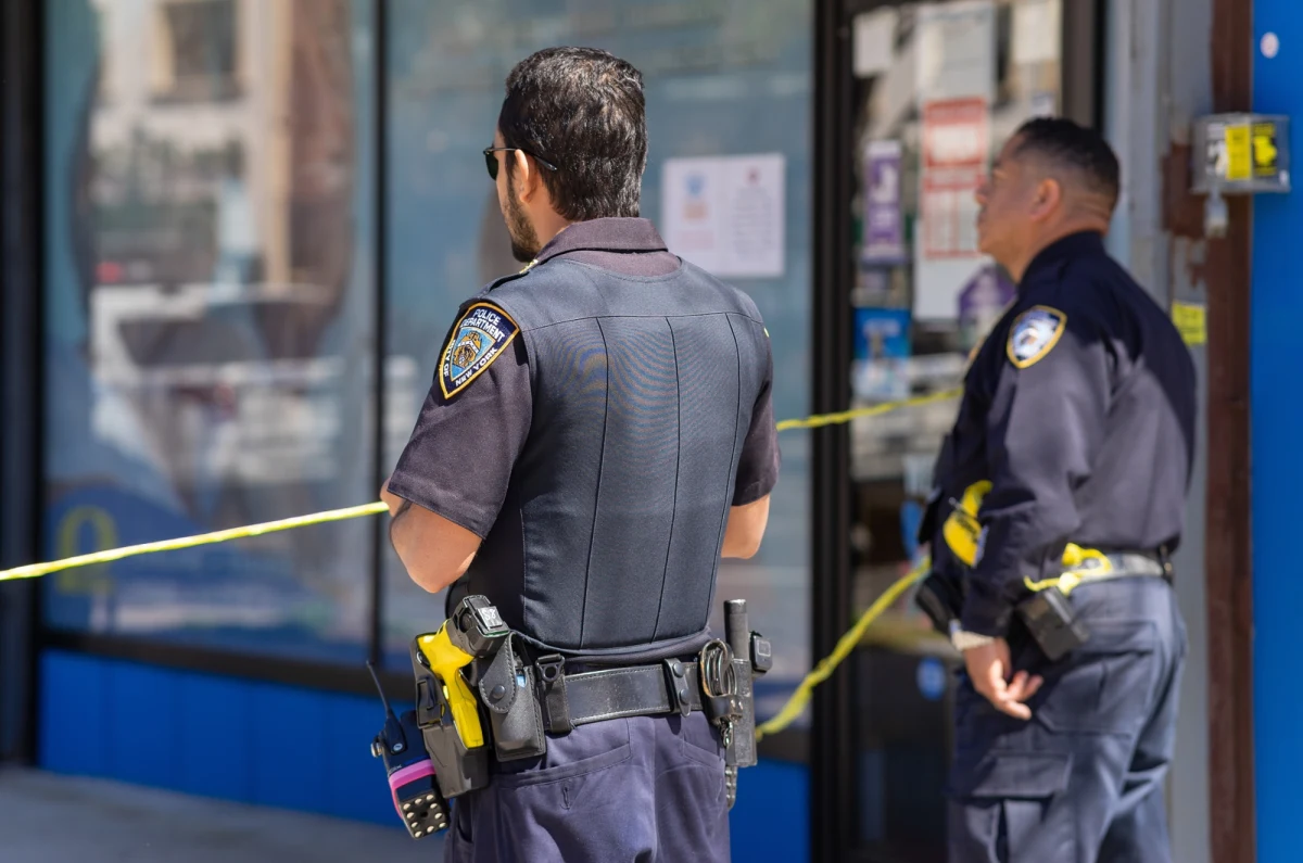 Policja w Tempe w stanie Arizona zatrzymała 60-latka, który kilkukrotnie strzelał do siedziby Partii Demokratycznej. Przyczepiał także żyletki i torby z białym proszkiem do znaków politycznych - poinformowały miejscowe media. Zatrzymano również 24-latka, który groził synowi byłego prezydenta USA Donalda Trumpa.