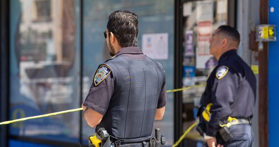 Policja w Tempe w stanie Arizona zatrzymała 60-latka, który kilkukrotnie strzelał do siedziby Partii Demokratycznej. Przyczepiał także żyletki i torby z białym proszkiem do znaków politycznych - poinformowały miejscowe media. Zatrzymano również 24-latka, który groził synowi byłego prezydenta USA Donalda Trumpa.