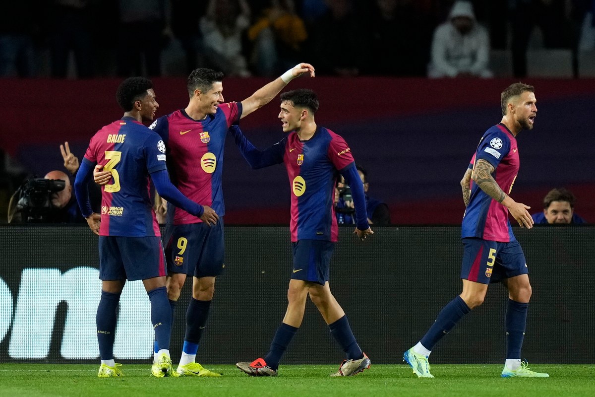 Barcelona rozbiła Bayern Monachium 4:1 w 3. kolejce piłkarskiej Ligi Mistrzów. Jedną z bramek zdobył Robert Lewandowski. Manchester City, który pokonał u siebie Spartę Praga 5:0, został pierwszym w historii tych rozgrywek zespołem niepokonanym w 26 kolejnych meczach.