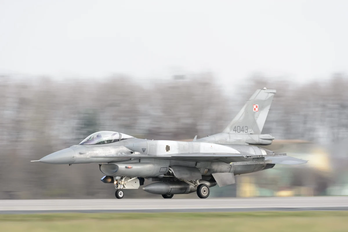 Departament Stanu USA wyraził zgodę na modernizację 48 polskich myśliwców F-16 do nowszego wariantu Viper za szacowaną kwotę 7,3 mld dolarów - poinformowała należąca do Pentagonu agencja Defense Security Cooperation Agency (DSCA). Modyfikacja związana jest z osiągnięciem połowy spodziewanego okresu eksploatacji tych maszyn.
