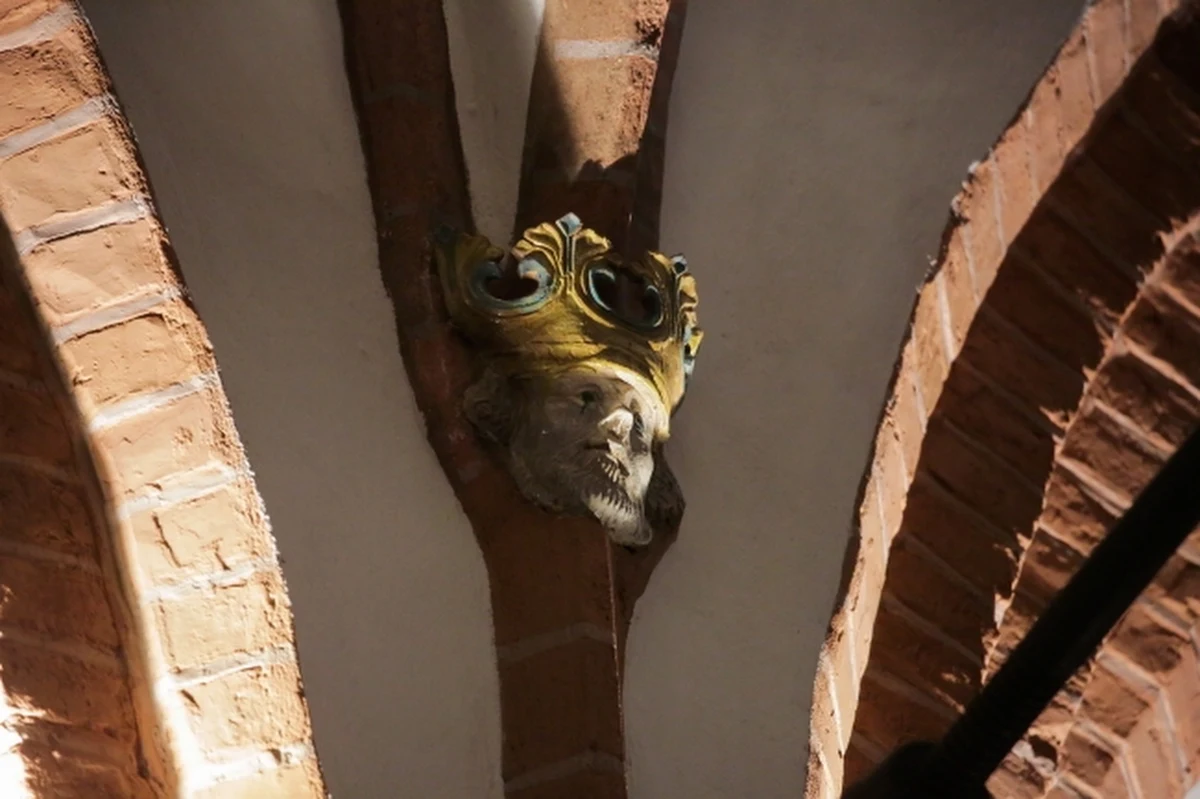 W olsztyńskiej katedrze św. Jakuba odkryto 36 gotyckich ceramicznych, kolorowych główek, które pełniły funkcję wsporników architektonicznych. Główki były dotąd mało widoczne, wtapiały się bowiem w ceglane ściany, bo na przestrzeni wieków pomalowano je farbami. "Jesteśmy jedynymi żyjącymi ludźmi, którzy widzą je w pierwotnej formie" - mówią konserwatorzy sztuki.