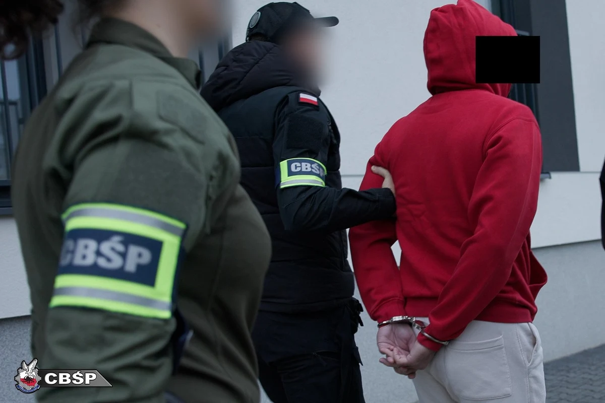 32 osoby zatrzymali funkcjonariusze CBŚP z Warszawy w ramach wspólnej akcji z niemieckimi śledczymi. To członkowie grupy przestępczej, którzy wymuszali spore sumy pieniędzy tzw. metodą "na wnuczka". Oszuści działali równolegle w kilku europejskich państwach.