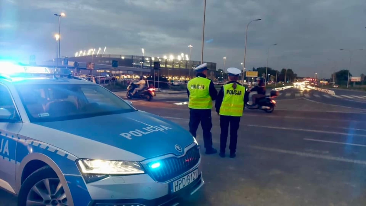 Na wybranych stacjach kontroli pojazdów w całym kraju można za darmo sprawdzić i wyregulować światła. Wszystko w ramach policyjnej akcji "Twoje światła - nasze bezpieczeństwo". Mundurowi będą też szczególnie zwracać uwagę na tę kwestię w czasie kontroli, a to dlatego, że zagrożenie związane z nieprawidłowym oświetleniem pojazdów jest jedną z częstszych przyczyn wypadków w okresie jesienno-zimowym.