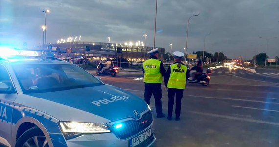 Na wybranych stacjach kontroli pojazdów w całym kraju można za darmo sprawdzić i wyregulować światła. Wszystko w ramach policyjnej akcji "Twoje światła - nasze bezpieczeństwo". Mundurowi będą też szczególnie zwracać uwagę na tę kwestię w czasie kontroli, a to dlatego, że zagrożenie związane z nieprawidłowym oświetleniem pojazdów jest jedną z częstszych przyczyn wypadków w okresie jesienno-zimowym.