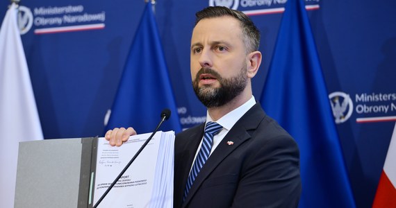 "Prawdziwym celem działania komisji smoleńskiej było potwierdzenie jednej hipotezy: o wybuchu i odrzucenie wszystkich innych argumentów, ekspertyz, które tej hipotezy nie potwierdzały" - tak o wnioskach płynących z raportu Ministerstwa Obrony Narodowej na temat prac komisji smoleńskiej mówił Władysław Kosiniak-Kamysz. Minister obrony narodowej przekazał, że zespół, który badał prace komisji, negatywnie ocenił jej działania we wszystkich badanych aspektach: gospodarności, legalności, celowości oraz rzetelności. 