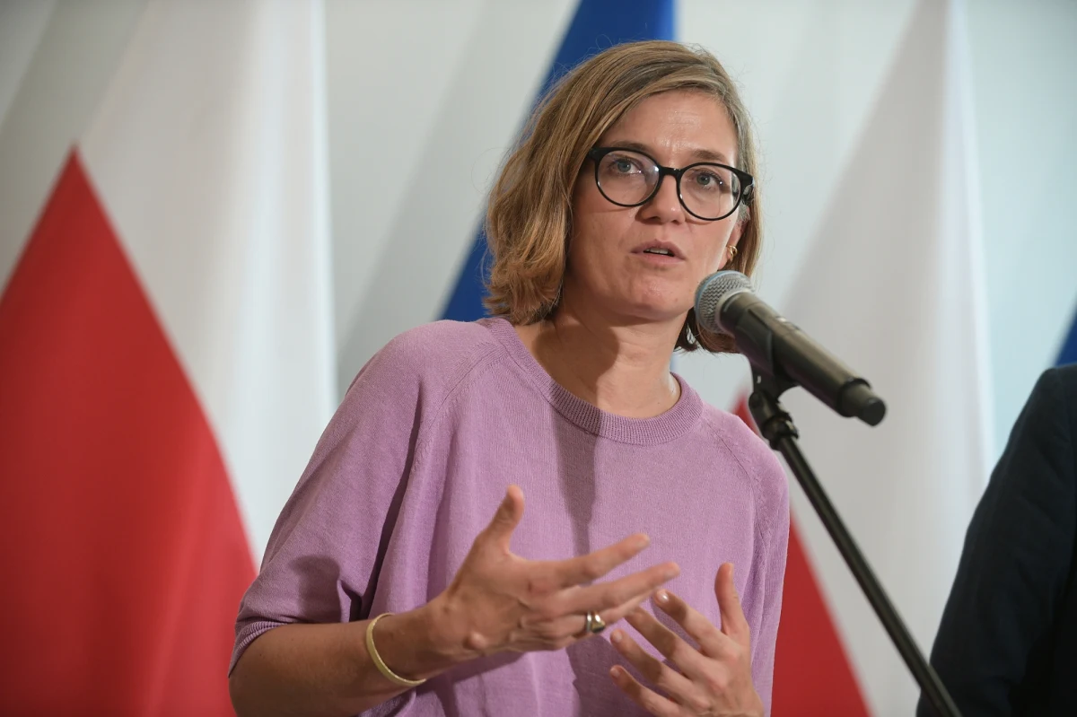 "Wraz z Anną Górską, Darią Gosek-Popiołek, Dorotą Olko oraz Joanną Wichą podjęłyśmy decyzję o opuszczeniu partii Razem" - poinformowała w czwartek Magdalena Biejat, wicemarszałek Senatu, od 2022 roku współprzewodnicząca partii Lewica Razem. Polityczki przekazały, że pozostaną w klubie Lewicy, jednak nie zapisują się do żadnej partii. Po południu partia Razem wydała oświadczenie, w którym poinformowała, że ugrupowanie opuściło dziś 27 osób.