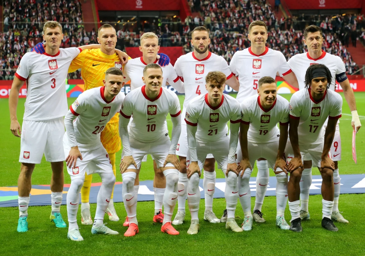 Reprezentacja Polski spadła z 30. na 31. miejsce w najnowszym notowaniu rankingu Międzynarodowej Federacji Piłkarskiej (FIFA). Biało-Czerwonych wyprzedził Egipt. W czołówce nie doszło do zmian. Na czele wciąż jest Argentyna, drugie miejsce zajmuje Francja, a trzecie Hiszpania.