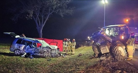 Policjanci szukają świadków śmiertelnego wypadku, do którego doszło w środę na dk 60 w pobliżu Brudek Starych w pow. ostrowskim (Mazowieckie). W wyniku zderzenia z ciągnikiem rolniczym zginął kierowca osobowej mazdy – poinformowała w czwartek policja.