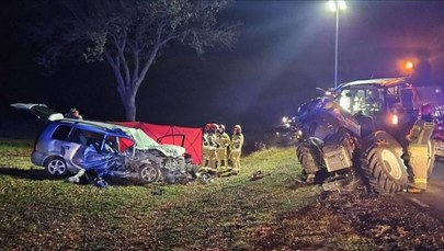 Policja poszukuje świadków wypadku. Auto zderzyło się z ciągnikiem