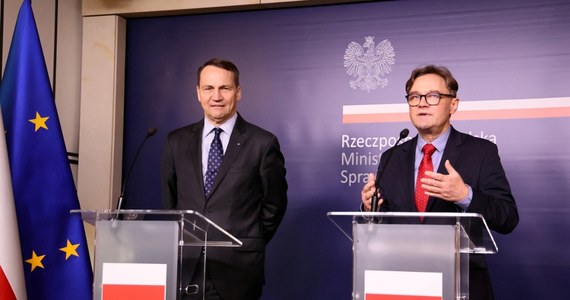 Rzecznik polskiego Ministerstwa Spraw Zagranicznych podał listę pracowników rosyjskiego konsulatu w Poznaniu, którzy muszą opuścić placówkę. To pokłosie decyzji Radosława Sikorskiego, który we wtorek ogłosił wycofanie zgody na funkcjonowanie Konsulatu Generalnego Rosji w Poznaniu.