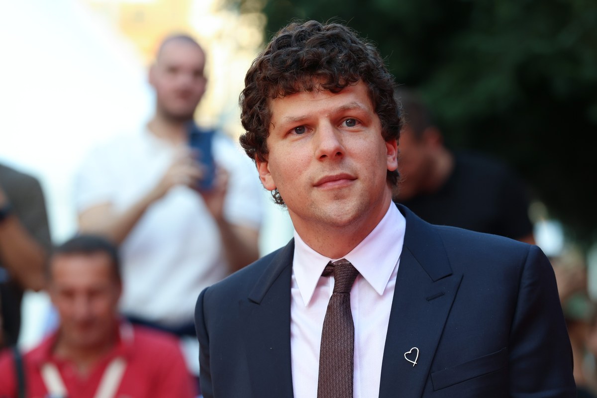 Jesse Eisenberg doceniony przez radnych Krasnegostawu. Rada Miasta Krasnystaw jednogłośnie przyjęła uchwałę w sprawie nadania honorowego obywatelstwa amerykańskiemu aktorowi, który ma polskie korzenie. 8 listopada do kin wejdzie film „Prawdziwy ból”, do którego zdjęcia powstawały między innymi w Krasnymstawie.