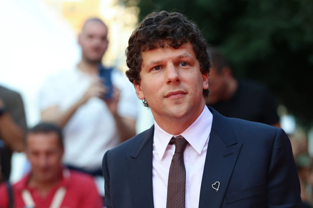 Jesse Eisenberg doceniony przez radnych Krasnegostawu. Rada Miasta Krasnystaw jednogłośnie przyjęła uchwałę w sprawie nadania honorowego obywatelstwa amerykańskiemu aktorowi, który ma polskie korzenie. 8 listopada do kin wejdzie film „Prawdziwy ból”, do którego zdjęcia powstawały między innymi w Krasnymstawie.