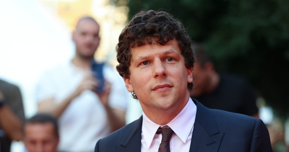 Jesse Eisenberg doceniony przez radnych Krasnegostawu. Rada Miasta Krasnystaw jednogłośnie przyjęła uchwałę w sprawie nadania honorowego obywatelstwa amerykańskiemu aktorowi, który ma polskie korzenie. 8 listopada do kin wejdzie film „Prawdziwy ból”, do którego zdjęcia powstawały między innymi w Krasnymstawie.