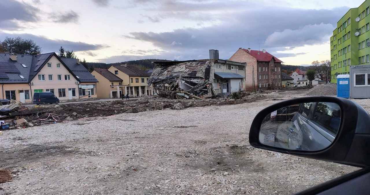  Cuchnęło jak z grobowca. Ponad miesiąc od powodzi, a obraz wciąż przeraża