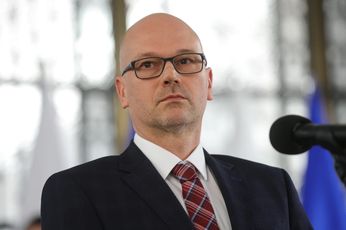 "Przychody z tytułu zbycia środków trwałych nie będą wchodziły do podstawy naliczania składki zdrowotnej od przedsiębiorców. Projekt ustawy zaakceptował Stały Komitet Rady Ministrów" - poinformował szef Komitetu Stałego RM Maciej Berek. Dodał, że projekt wkrótce trafi na posiedzenie rządu.